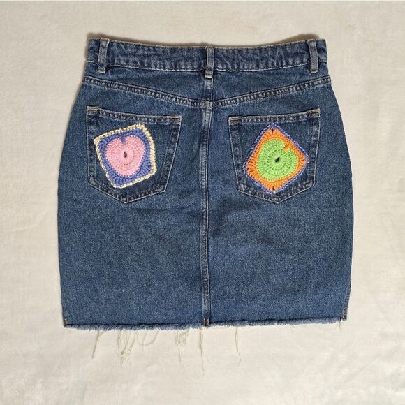 "H&M" Denim jeans skirt with handmade crochet decoration. Size 8 - Picture 13 of 16